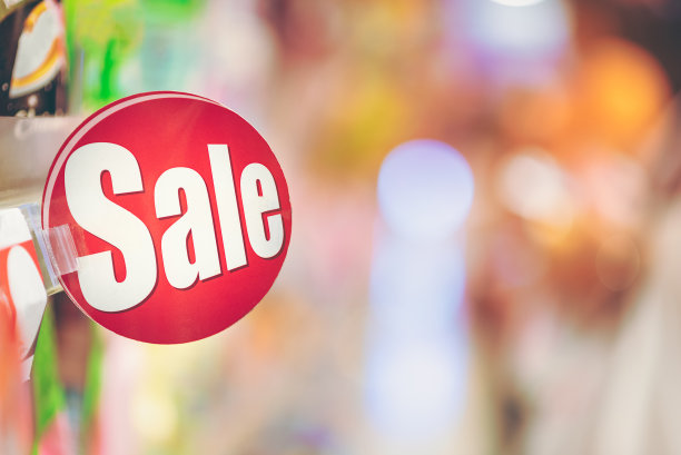 价格标签上写着“销售”红色背景在展览架上。图片下载