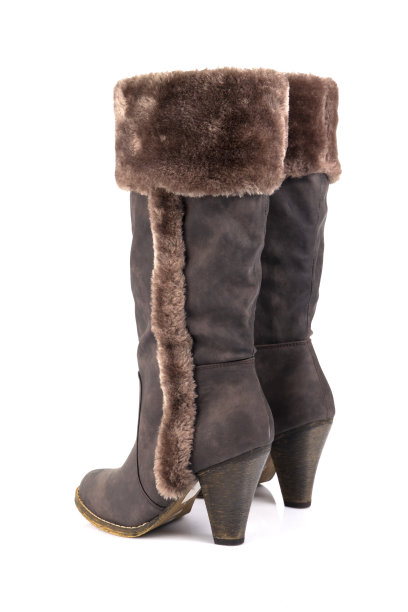 白色背景的女性棕色靴子，隔离产品，舒适的鞋类。图片下载