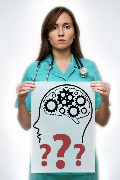 一名身着制服的女医生拿着一张带有问号的头部/大脑形状的纸(点击查看更多)图片下载