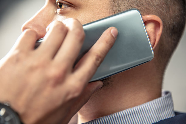 一位优雅的男士正在打电话。照片水平方向图片下载