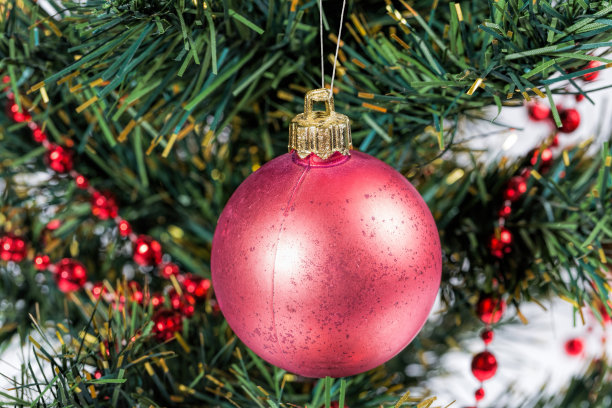 圣诞树，花环，球图片下载