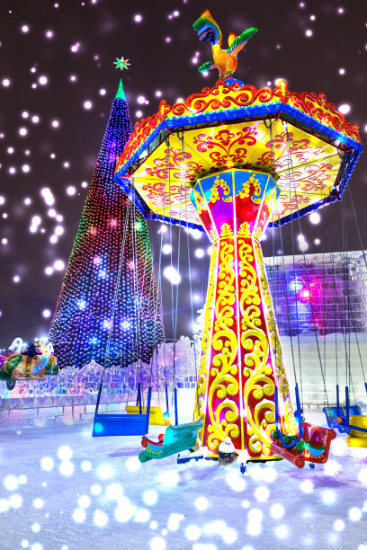 冬季旋转木马公园森林雪。小镇广场上的圣诞树图片下载