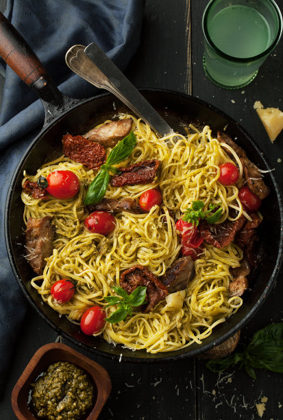 加帕尔马干酪和樱桃番茄的干酪沙司图片下载