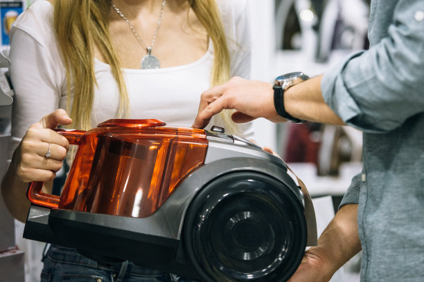 在电器商店选择吸尘器图片下载