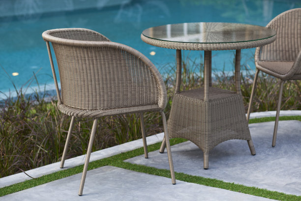 游泳池边的藤椅图片下载