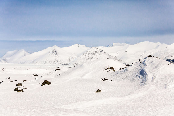 Jokulsarlon雪景在Hvannadalshnukur，冰岛美丽的背景图片下载