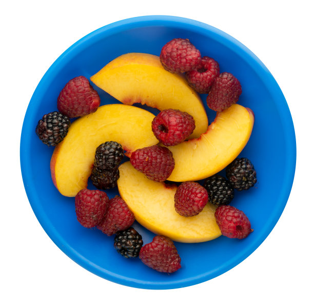盘子里有黑莓、覆盆子、油桃。黑莓，覆盆子，油桃孤立在白色背景上。健康食品。素食图片下载