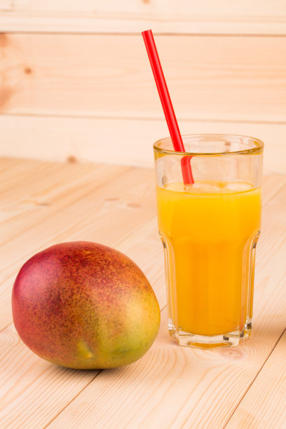 芒果汁和一个芒果。图片下载