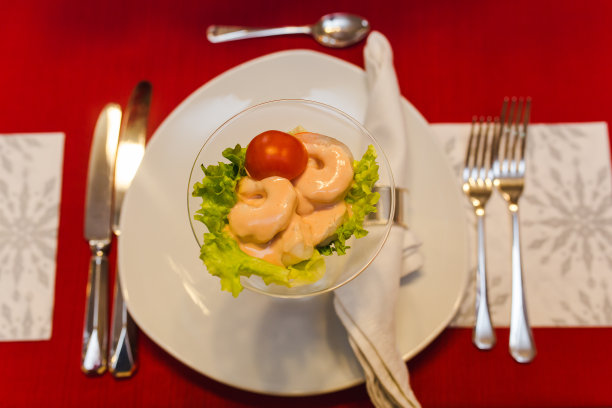 虾碟装在白色盘子里图片下载