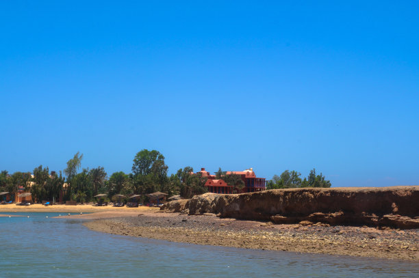 美丽的海岸线和红海上的房子和酒店。埃及的旅游区。赫尔格达及其传统。设计素材照片图片下载