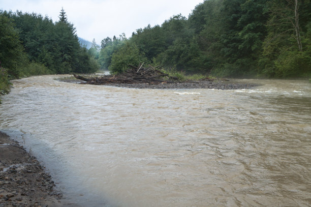 美丽的山河在多云的天气在欧洲的Chati世界。雨水泛滥。设计素材照片图片下载