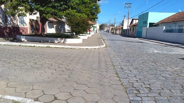 巴西街道上有平行六面体和交叉的街区图片下载