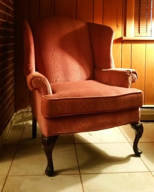 角落里的淡紫色扶手椅。图片下载