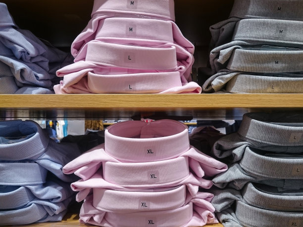 商店货架上的男士衬衫图片下载