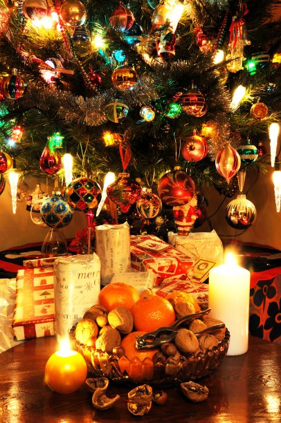 圣诞树，礼物和水果。图片下载