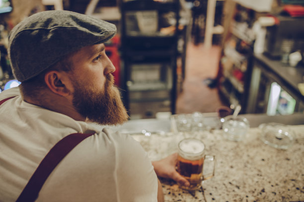 胡子男人喝啤酒图片下载