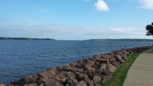 沿着河边散步图片下载