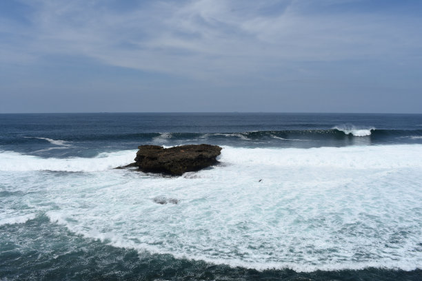 印度尼西亚玛琅岛南海岸公海之间的岩石图片下载