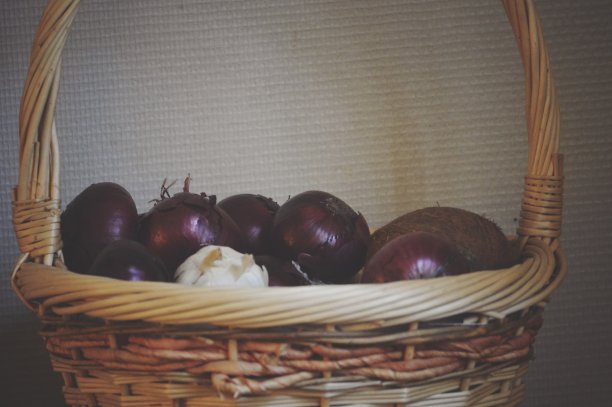 篮子里有洋葱图片下载