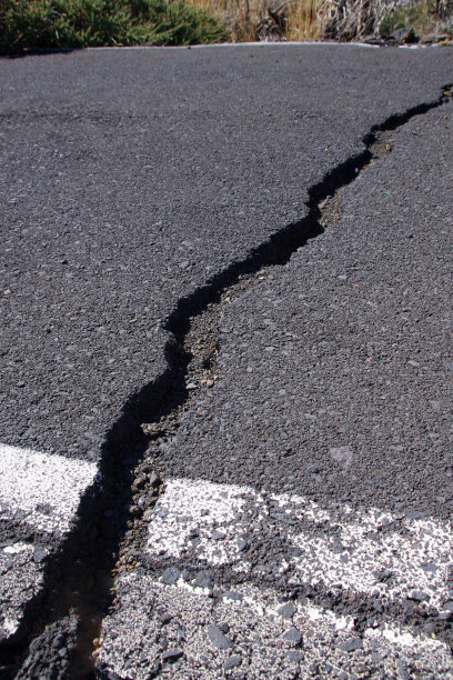 地震后柏油路的裂缝图片下载
