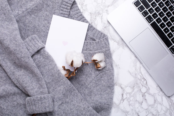 舒适的灰色毛衣，明信片和棉花在大理石的背景图片下载