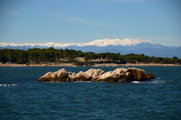 埃斯卡拉的岩石和白雪皑皑的比利牛斯山作为背景图片下载