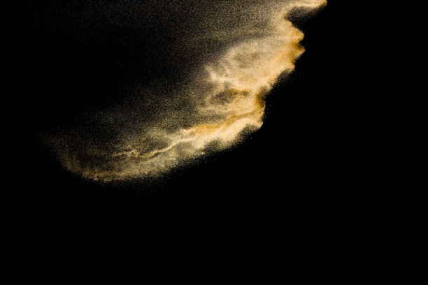 金色的沙子爆炸孤立在黑色的背景。抽象的沙子云。图片下载