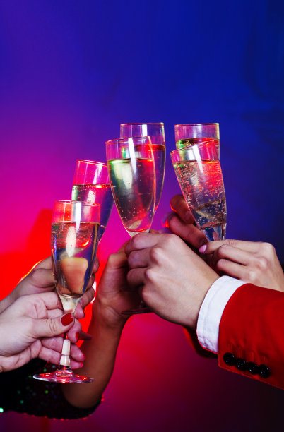 近距离观看碰杯起泡香槟图片下载