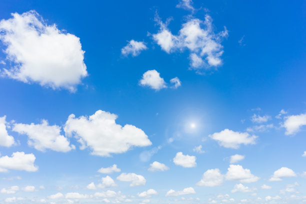 蓝天和阳光的自然背景。图片下载