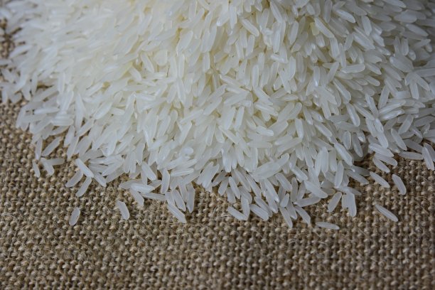 香米在袋子上。图片下载