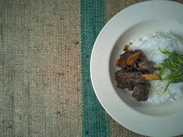 香料蜂蜜腌制鹿肉肋排配菠菜白米饭图片下载
