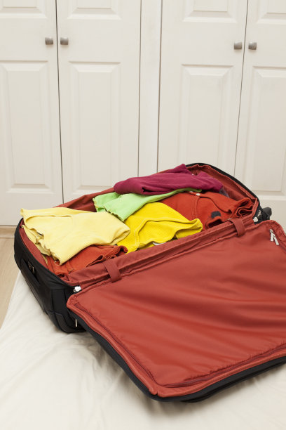 打开的箱子在床上图片下载