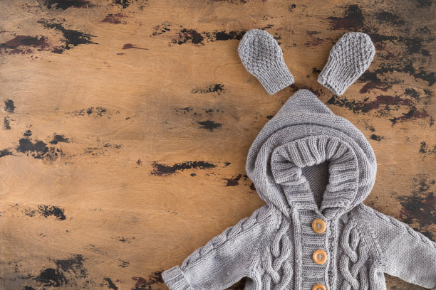 俯视图秋冬婴儿装针织衣服。平铺时尚时尚的外观，新生儿和配件为秋季或冬季。图片下载