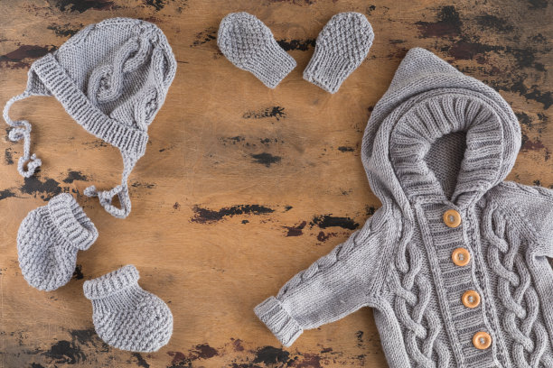 俯视图秋冬婴儿装针织衣服。平铺时尚时尚的外观，新生儿和配件为秋季或冬季。图片下载