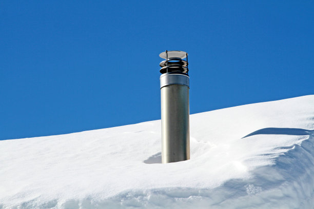 晴朗蓝天下的灯塔俯视图图片下载