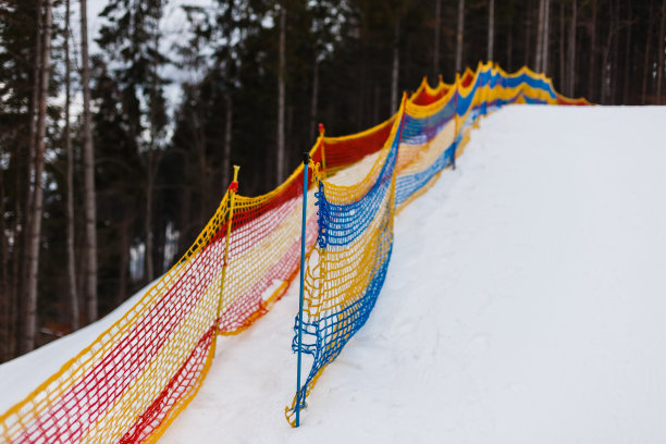 滑雪胜地，通往滑雪杆顶端的小路，冬季图片下载