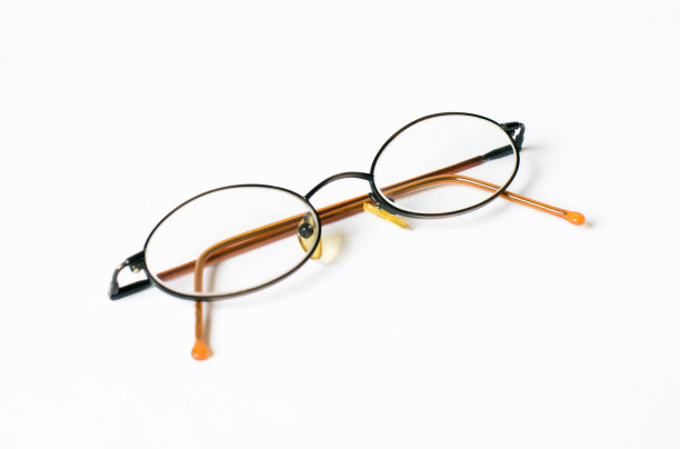 白色背景上的眼镜图片下载