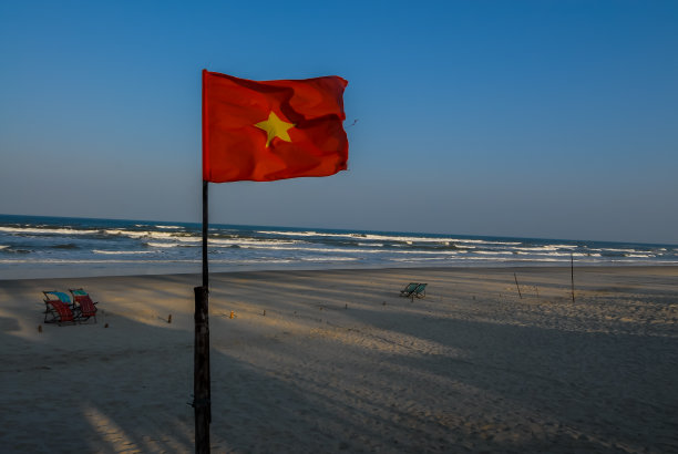 海滩上挂着越南国旗。图片下载