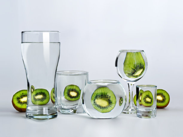 猕猴桃和一杯水图片下载