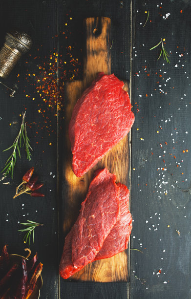 加香料和香草的生牛肉图片下载
