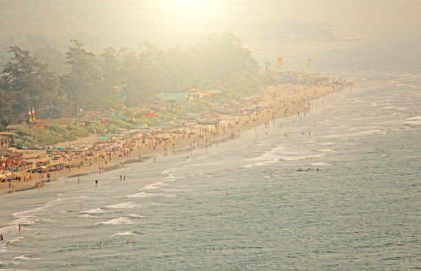 Arambol海滩。从天空看，从上面看，航空照片，观点。海滩的景色。长长的美丽的海滩，俯视图。人们在海滩上散步，放松图片下载