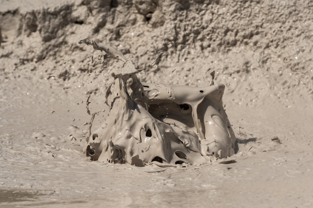 泥漆锅中的泡沫正在坍塌图片下载