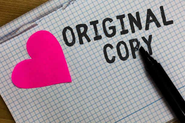 显示正本的文字标志。概念照片主脚本未打印的品牌专利总表平方笔记本纸撕纸标记浪漫的想法粉色的心。图片下载