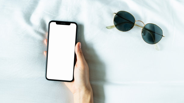 在空闲时间，在房间里使用智能手机的空白屏幕。使用手机的概念在日常生活中是必不可少的。图片下载