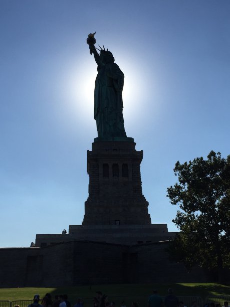太阳在自由女神像后面图片下载