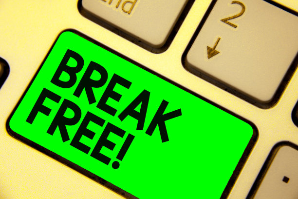 显示“打破束缚”的概念性手写。商业图片展示另一种方式说拯救脱离枷锁自由监狱键盘绿色键计算机计算反射文件。图片下载