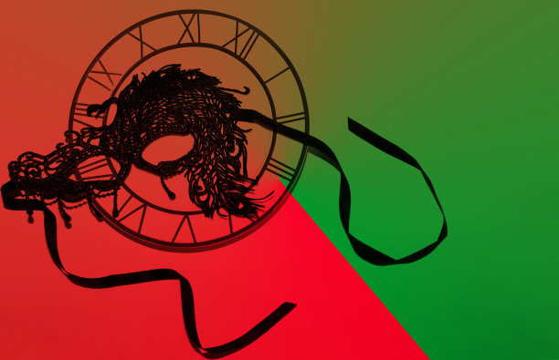 时钟和狂欢面具。圣诞节、新年或性观念。抽象的背景。图片下载