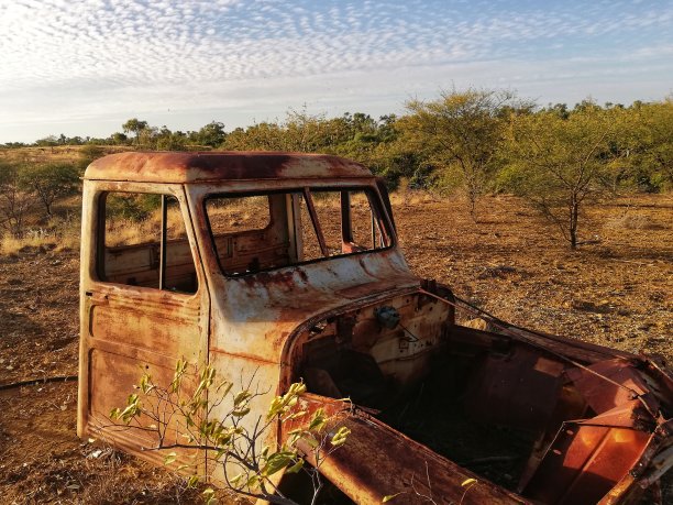 被废弃的老式汽车图片下载
