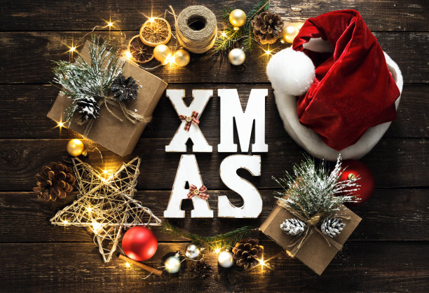 圣诞节的背景。字圣诞花环装饰灯木质背景俯视图平铺图片下载