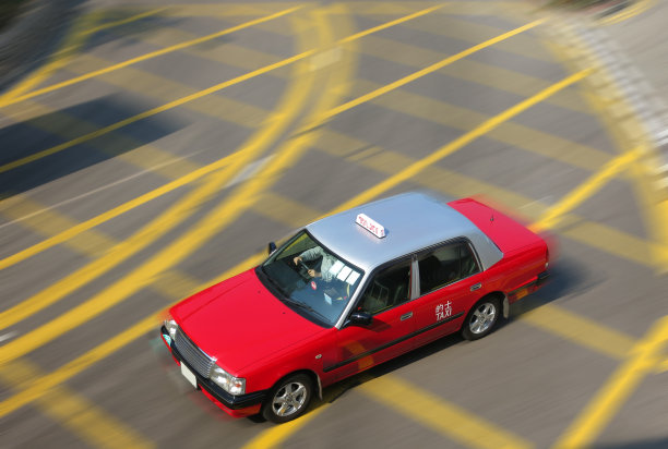 香港红色出租车疾驶图片下载